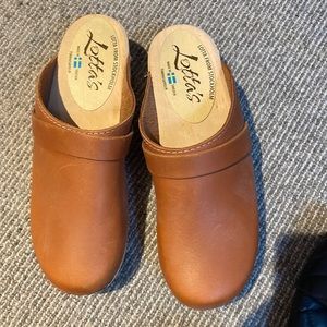 Leather clogs